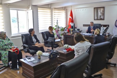 İyilik İçin Sanat Derneği yöneticileri Atatürk Üniversitesini ziyaret etti