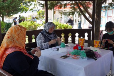 Kadınlardan ağaçlara rengarenk dokunuş