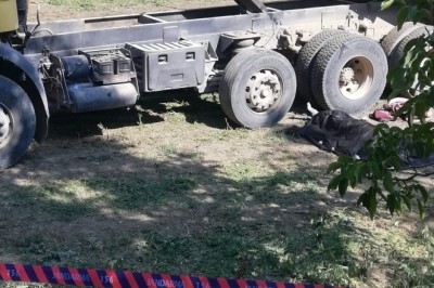 Silaj boşaltırken kapanan damperin altında kalan sürücü öldü