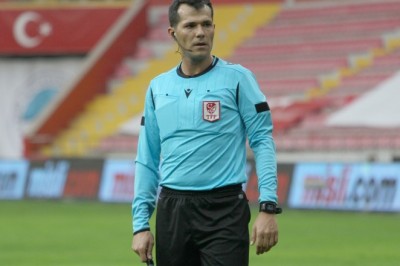 Sivasspor - Göztepe maçını Burak Şeker yönetecek