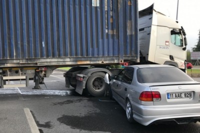 Tırın altına giren otomobilde bulunan 3 kişi yaralandı