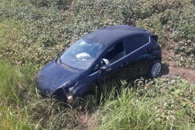 Yoldan çıkan otomobil pamuk tarlasına uçtu: 2 yaralı