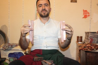 Bakır bileziğe motif katarak yeni neslin kullanabileceği hale getirdi