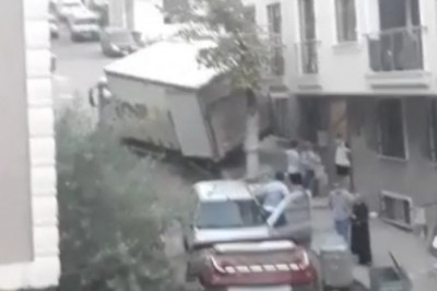 Bursa'da freni patlayan kamyon 3 aracı biçtikten sonra evin duvarına çarptı