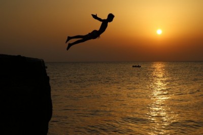 Gençlerin gün batımındaki eğlencesi, eşsiz manzaralar oluşturdu