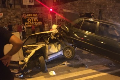 Kazada araçlar hurdaya döndü, kimse yaralanmadı