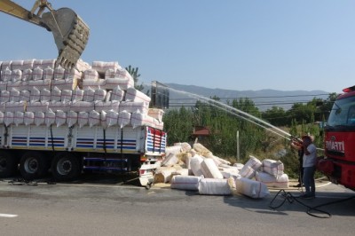Saman yüklü tırda yangın büyümeden söndürüldü