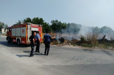 Yeşil alandaki yangın fabrikaya ulaşmadan söndürüldü
