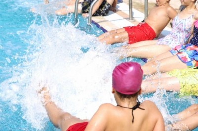 Aydın Büyükşehir Belediyesi Yenipazarlı çocuklara yüzme öğretiyor