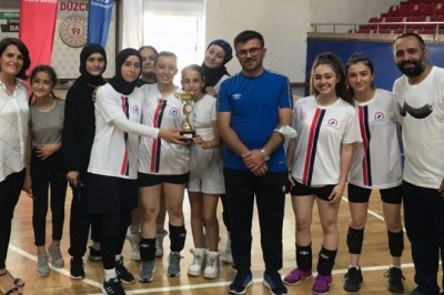 Voleybol turnuvasını Çilimli kazandı