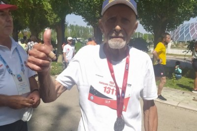 82’lik maratoncu gençlere taş çıkardı