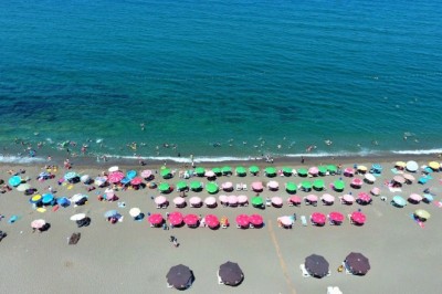 Akçakoca’da plajlar doldu taştı