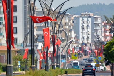 Aliağa, 30 Ağustos için bayraklarla donatıldı