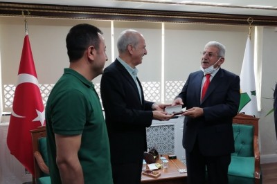 Başkan Taşçı, AK Parti Genel Başkanvekili Kurtulmuş’a Oltu taşı tespih hediye etti