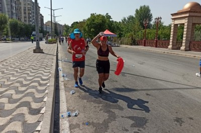 Maratoncunlar çevre temizliğine dikkat etmedi
