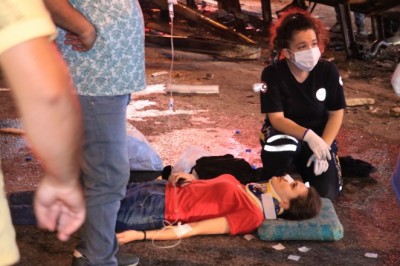 Servis minibüsü bariyere çarparak yan yattı: 7 yaralı