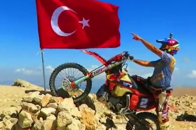 30 Ağustos’u 3 bin 24 rakımlı tepeye Türk bayrağı dikerek kutladı