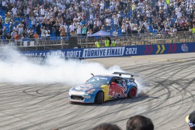 Asfaltı ağlattılar...Bursa'da nefes kesen drift şov