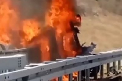 Bariyerlere çarpan araç alev aldı, yaralanan 3 kişi yanmaktan son anda kurtuldu