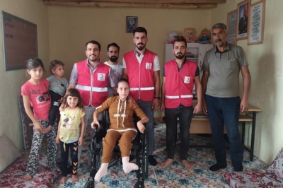 Kızılay'dan bedensel engelli kıza tekerlekli sandalye desteği