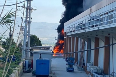 Plastik kasalar bir anda alev aldı büyük panik yaşandı