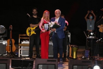 Ziynet Sali Burhaniye’de sahne aldı