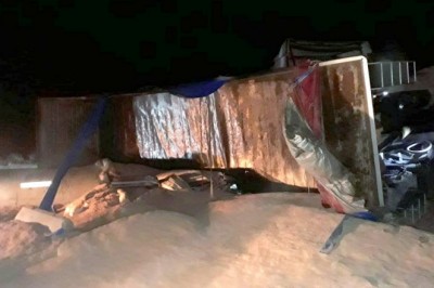 D-650 karayolunda tır bariyerlere çarptı, yem çuvalları yola savruldu