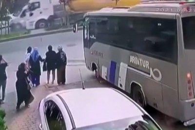 Esenyurt’ta freni boşalan hafriyat kamyonunun 5 araca çarptığı anlar kamerada