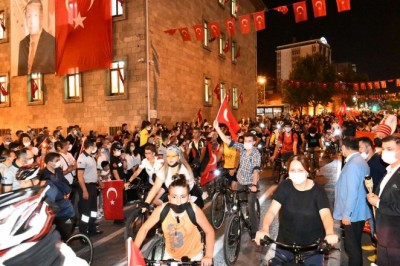 Isparta’da 30 Ağustos fener alayı renkli görüntüler oluşturdu