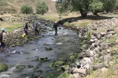 Kars’ta balık tutmak için dereye koştular