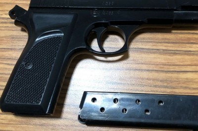 Polis şüphelendi üzerinden tabanca ile uyuşturucu hap çıktı