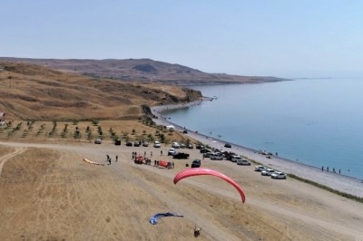 Tuşba Belediyesinden ‘30 Ağustos Zafer Bayramı Yamaç Paraşütü’ etkinliği