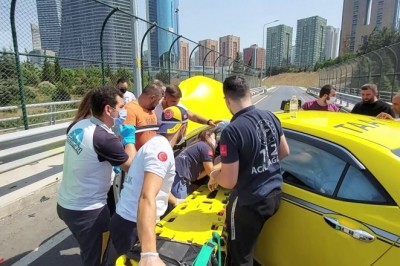 Ataşehir’de bariyerlere çarpan taksici araç içinde sıkıştı