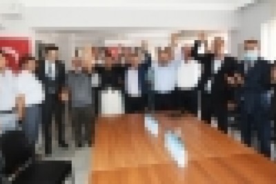 CHP’den AK Parti’ye geçen meclis üyelerine rozetleri takıldı