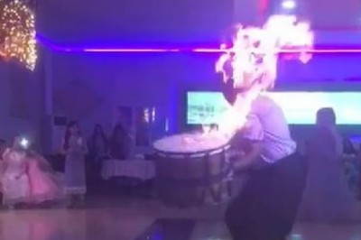 Davulcu, şov uğruna az kalsın kendini yakıyordu