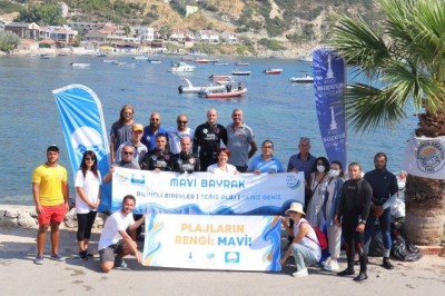 Karaburun’da kıyı temizliği: Araba lastiği de çıktı, içecek kutusu da