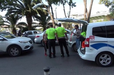 Önce kaza yaptı, sonra arabanın kırılan tamponu ile saldırdı